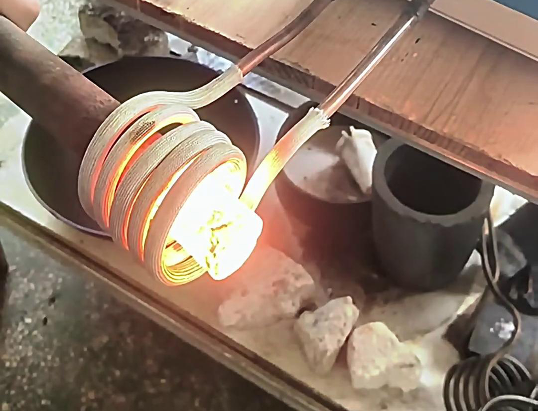 高頻機(jī)棒料加熱適用于需要快速加熱至特定溫度的應(yīng)用場景，如熱處理、熱鍛、焊接等工藝。