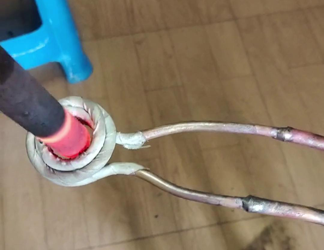 高頻加熱機配合軟連接加熱工件是一種高效且靈活的加熱方式，