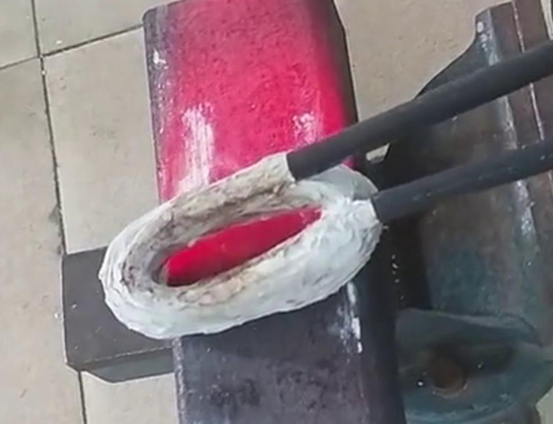 手持式高頻加熱機(jī)在方管加工中，它可以用來實(shí)現(xiàn)焊接預(yù)熱、局部退火、彎曲軟化等工藝需求