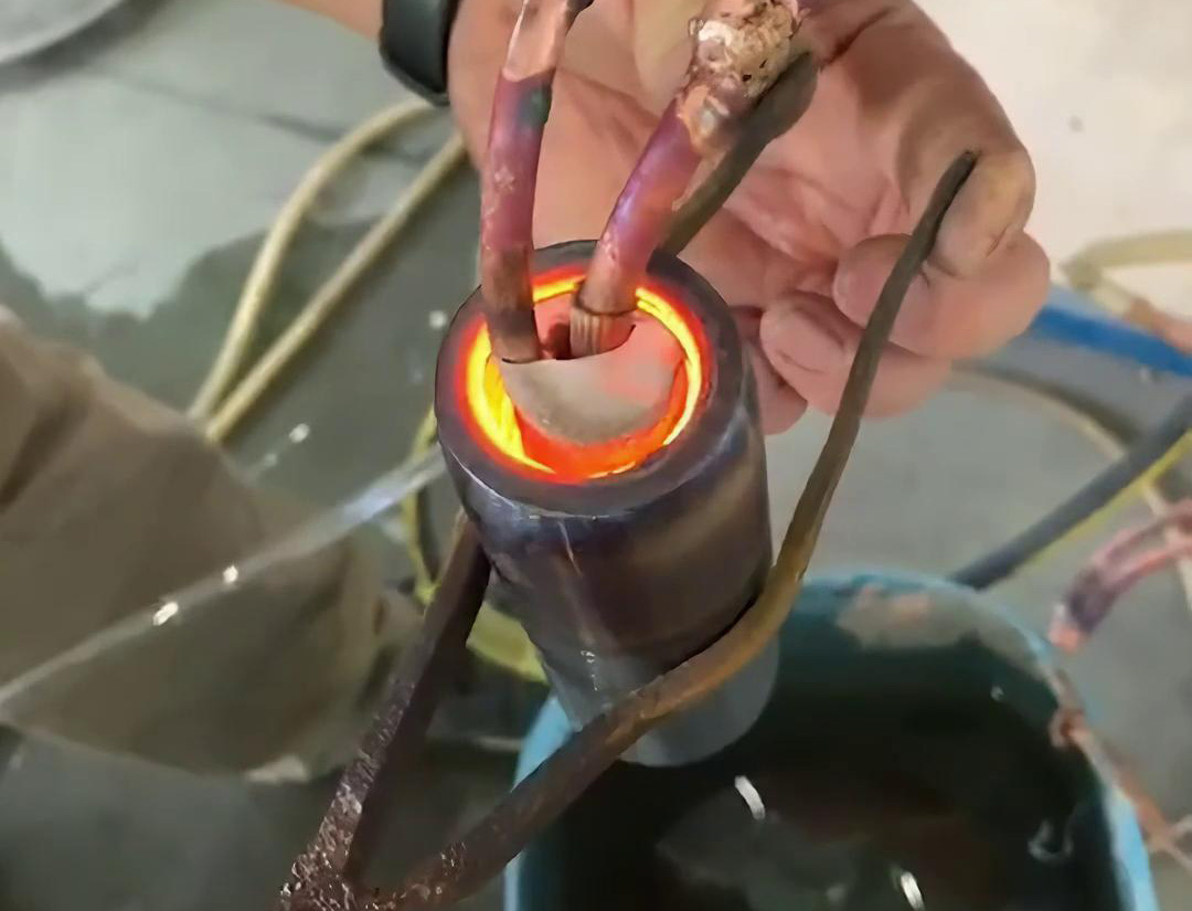 您要做內(nèi)孔熱處理嗎？那么這臺(tái)高頻加熱機(jī)就是您想要找的設(shè)備