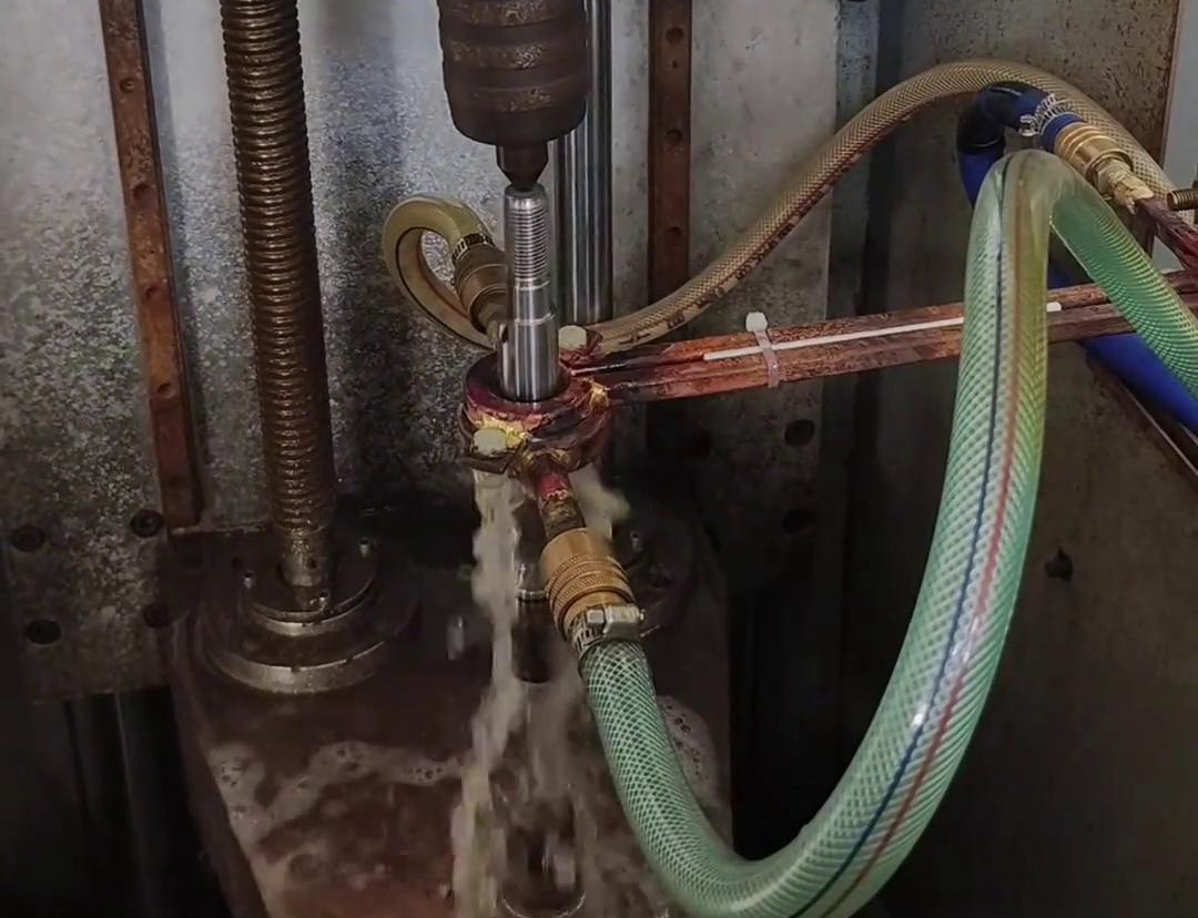 高頻淬火機(jī)床可以根據(jù)電機(jī)軸尺寸和淬火要求，實(shí)現(xiàn)自動(dòng)化操作淬火